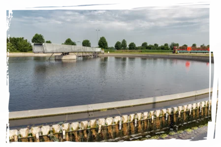 Becken mit klarem Wasser unter freiem Himmel – symbolisiert Klärung und Entwicklung im Coachingprozess