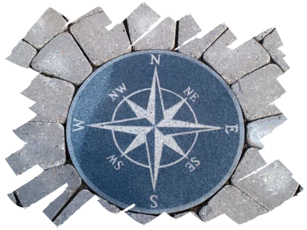 Kompass auf Pflastersteinen als Symbol für Klarheit und neue Ausrichtung im Coaching<br /><br />